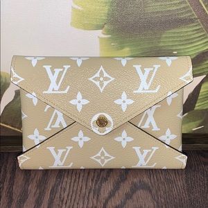*SOLD* Louis Vuitton Medium Kirigami